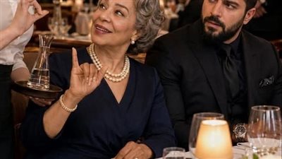 زعيم المافيا كان بيتجاهل كل ستات المطعم