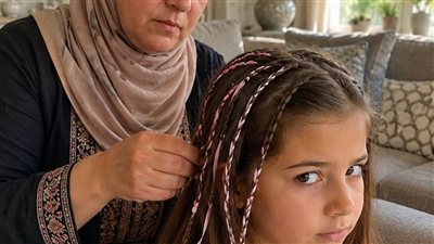 حماتى كانت بتخبى رسائل فى شعر بنتى 